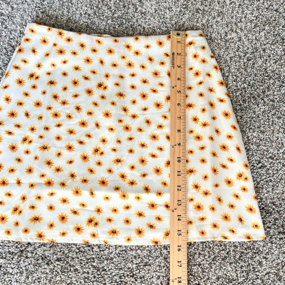 NWT REVOLVE WeWoreWhat Daisy Floral Satin Mini A Line Slip Skirt Women’s Small - Picture 5 of 7